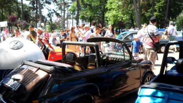 ЈУБИЛАРНИ ФИЋА ФЕСТ У КРАГУЈЕВЦУ : Изложено стотинак заставиних олдтајмера из Србије и земаља региона ЈУБИЛАРНИ ФИЋА ФЕСТ У КРАГУЈЕВЦУ : Изложено стотинак заставиних олдтајмера из Србије и земаља региона