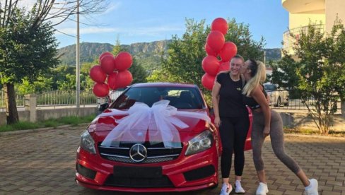 I TOGA IMA: Gazdarica Ilijana poklonila radnici Draži auto za rođendan - crvena mečka ukrašena mašnom (FOTO) I TOGA IMA: Gazdarica Ilijana poklonila radnici Draži auto za rođendan - crvena mečka ukrašena mašnom (FOTO)