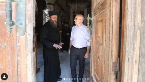 PREMIJER VUČEVIĆ U POSETI HILANDARU: Veliki je blagoslov nalaziti se na ovom svetom mestu (FOTO) PREMIJER VUČEVIĆ U POSETI HILANDARU: Veliki je blagoslov nalaziti se na ovom svetom mestu (FOTO)
