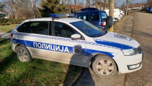 POLIO SE BENZINOM, HTEO DA SE ZAPALI: Drama u centru Loznice, mladić držao baklju, pozvana policija POLIO SE BENZINOM, HTEO DA SE ZAPALI: Drama u centru Loznice, mladić držao baklju, pozvana policija