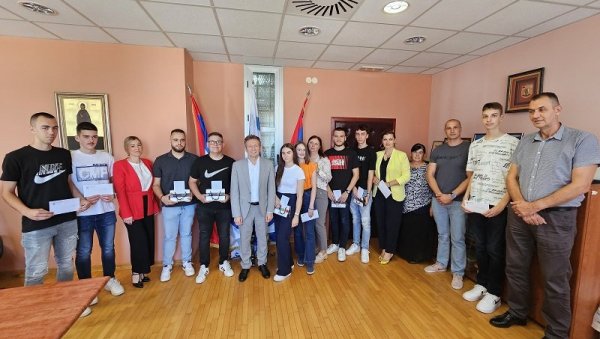 АКЦИЈА У УГЉЕВИКУ: Општина даровала најбоље средњошколце АКЦИЈА У УГЉЕВИКУ: Општина даровала најбоље средњошколце
