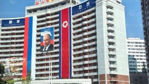 PUTIN STIGAO U SEVERNU KOREJU: Na aerodromu ga sačekao Kim DŽong Un, na ulicama slike sa likom ruskog predsednika (FOTO/VIDEO) PUTIN STIGAO U SEVERNU KOREJU: Na aerodromu ga sačekao Kim DŽong Un, na ulicama slike sa likom ruskog predsednika (FOTO/VIDEO)