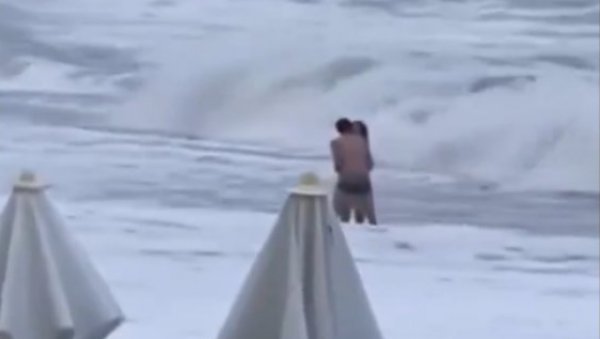 ЗАГРЉЕНИ СТОЈЕ НА ПЛАЖИ, А ОНДА ДЕВОЈКУ ОДНОСИ ТАЛАС: Застрашујући снимак, потрага траје три дана (ВИДЕО) ЗАГРЉЕНИ СТОЈЕ НА ПЛАЖИ, А ОНДА ДЕВОЈКУ ОДНОСИ ТАЛАС: Застрашујући снимак, потрага траје три дана (ВИДЕО)