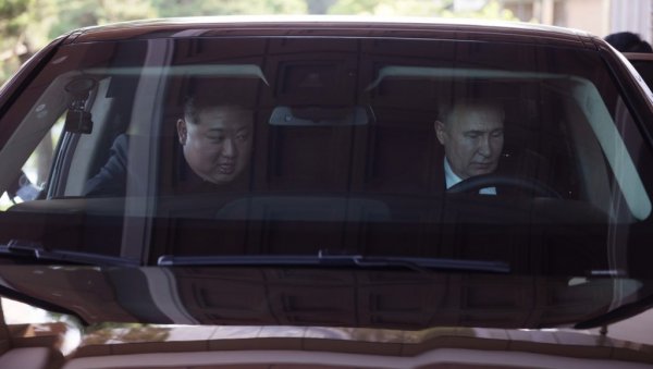 ПУТИН ПОКЛОНИО КИМУ ЈОШ ЈЕДАН АУРУС, ПА ГА ПРОВОЗАО: Погледајте какву машину је добио севернокорејски лидер (ФОТО/ВИДЕО) ПУТИН ПОКЛОНИО КИМУ ЈОШ ЈЕДАН АУРУС, ПА ГА ПРОВОЗАО: Погледајте какву машину је добио севернокорејски лидер (ФОТО/ВИДЕО)