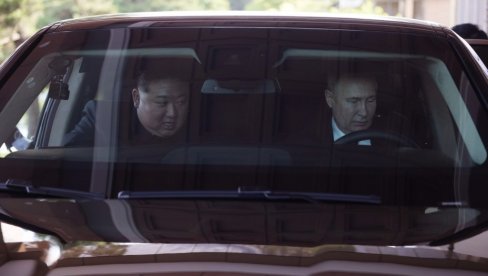 PUTIN POKLONIO KIMU JOŠ JEDAN AURUS, PA GA PROVOZAO: Pogledajte kakvu mašinu je dobio severnokorejski lider (FOTO/VIDEO) PUTIN POKLONIO KIMU JOŠ JEDAN AURUS, PA GA PROVOZAO: Pogledajte kakvu mašinu je dobio severnokorejski lider (FOTO/VIDEO)