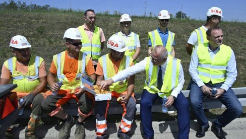 I TO JE TAKO Vesić doneo ručak i vodu radnicima na Milošu Velikom koji rehabilituju put na paklenim vrućinama (FOTO) I TO JE TAKO Vesić doneo ručak i vodu radnicima na Milošu Velikom koji rehabilituju put na paklenim vrućinama (FOTO)