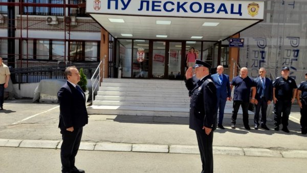 БОЉИ УСЛОВИ ЗА ПОЛИЦИЈУ И ГРАЂАНЕ: Министар Ивица Дачић посетио реновиранe објекте Полицијске управе у Лесковцу (ФОТО) БОЉИ УСЛОВИ ЗА ПОЛИЦИЈУ И ГРАЂАНЕ: Министар Ивица Дачић посетио реновиранe објекте Полицијске управе у Лесковцу (ФОТО)