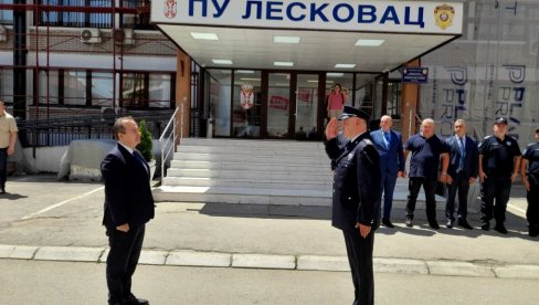 BOLJI USLOVI ZA POLICIJU I GRAĐANE: Ministar Ivica Dačić posetio renovirane objekte Policijske uprave u Leskovcu (FOTO) BOLJI USLOVI ZA POLICIJU I GRAĐANE: Ministar Ivica Dačić posetio renovirane objekte Policijske uprave u Leskovcu (FOTO)