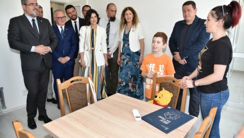 DODELJENO 20 KLJUČEVA ZA SOCIJALNE STANOVE: Ministri Starović i Vesić na uručenju ulaznica u nove domove, u Valjevu (FOTO) DODELJENO 20 KLJUČEVA ZA SOCIJALNE STANOVE: Ministri Starović i Vesić na uručenju ulaznica u nove domove, u Valjevu (FOTO)