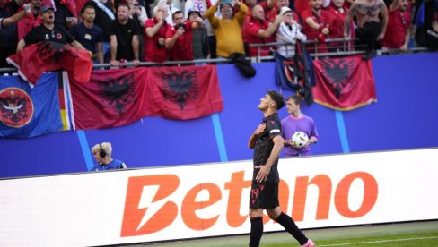 СРАМОТНА ПРОВОКАЦИЈА ШИПТАРА: Момци, Косово је наше, играјте фудбал СРАМОТНА ПРОВОКАЦИЈА ШИПТАРА: Момци, Косово је наше, играјте фудбал