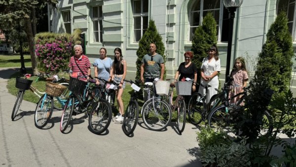 ПУНА ГРАДСКА КУЋА У ЗРЕЊАНИНУ: Додељени бицикли и проглашено најлепше двориште (ФОТО) ПУНА ГРАДСКА КУЋА У ЗРЕЊАНИНУ: Додељени бицикли и проглашено најлепше двориште (ФОТО)