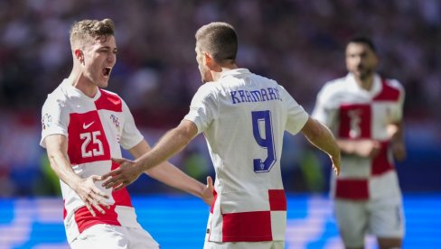 NEMA PREDAJE: Vatreni igraju na sve ili ništa, tu su i navijači da pruže podršku NEMA PREDAJE: Vatreni igraju na sve ili ništa, tu su i navijači da pruže podršku