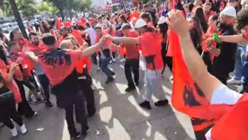 A POSLE ANTISRPSKE HISTERIJE: Albanci i Hrvati vređali Srbe, pa zaigrali kolo! A POSLE ANTISRPSKE HISTERIJE: Albanci i Hrvati vređali Srbe, pa zaigrali kolo!