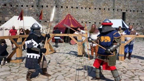 DUH I KULTURA SREDNJEG VEKA: Viteške borbe ovog vikenda u Zrenjaninu (FOTO) DUH I KULTURA SREDNJEG VEKA: Viteške borbe ovog vikenda u Zrenjaninu (FOTO)