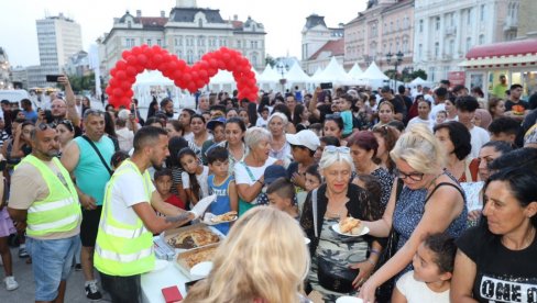 NOVI SAD OTVORENOG SRCA:Tradicionalna Bajramska sofra održana je po 14. put (FOTO) NOVI SAD OTVORENOG SRCA:Tradicionalna Bajramska sofra održana je po 14. put (FOTO)