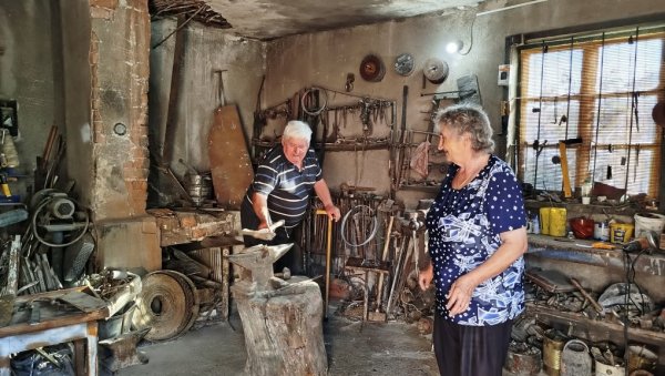 ЈОШ УДАРА МАЈСТОР БОРИН ЧЕКИЋ: Аутентична ковачница из средине прошлог века сачувана у домаћинству Радовановића у Поповцу код Параћина
