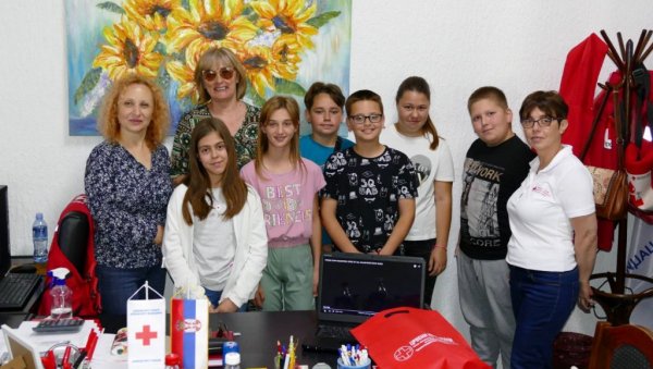ДАТИ КРВ БИЛО КОМЕ И БИЛО КАДА: Ђаци из Српског Милетића филмом промовишу даривање драгоцене течност ДАТИ КРВ БИЛО КОМЕ И БИЛО КАДА: Ђаци из Српског Милетића филмом промовишу даривање драгоцене течност