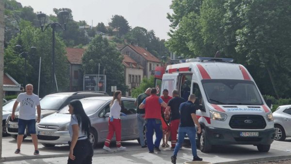 ЈАКА ДЕТОНАЦИЈА ПРЕД УЛАЗОМ У СПОРТСКИ ЦЕНТАР: Нови детаљи драме на Цетињу - У експлозији погинула једна, повређено више особа! (ФОТО) ЈАКА ДЕТОНАЦИЈА ПРЕД УЛАЗОМ У СПОРТСКИ ЦЕНТАР: Нови детаљи драме на Цетињу - У експлозији погинула једна, повређено више особа! (ФОТО)