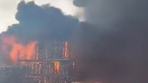 CRN, GUST DIM PREKRIO NEBO: Požar u fabrici u Šidu (VIDEO) CRN, GUST DIM PREKRIO NEBO: Požar u fabrici u Šidu (VIDEO)