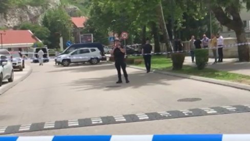 NOVI SNIMAK SA MESTA EKSPLOZIJE U CETINJU: Policija na sve strane, uviđaj u toku (VIDEO) NOVI SNIMAK SA MESTA EKSPLOZIJE U CETINJU: Policija na sve strane, uviđaj u toku (VIDEO)