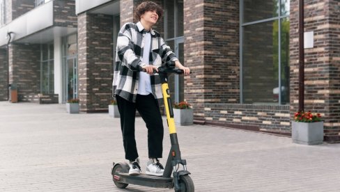 TEŠKE POVREDE ZADOBIJE OKO 1.600 LJUDI GODIŠNJE: Finska zabranila korišćenje električnih skutera deci mlađoj od 15 godina
