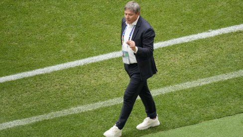 SRBI NE UMIRU TAKO LAKO! Dragan Stojković Piksi imao šta da poruči novinarima posle Srbija - Slovenija SRBI NE UMIRU TAKO LAKO! Dragan Stojković Piksi imao šta da poruči novinarima posle Srbija - Slovenija