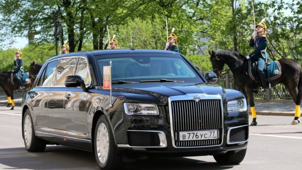 ВОЗЕ ИХ У ПОКРЕТНОМ АТОМСКОМ СКЛОНИШТУ: Службени аутомобили светских лидера праве су оклопне капсуле и луксузни тенкови ВОЗЕ ИХ У ПОКРЕТНОМ АТОМСКОМ СКЛОНИШТУ: Службени аутомобили светских лидера праве су оклопне капсуле и луксузни тенкови