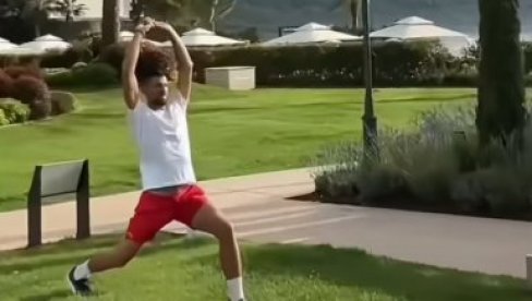 NOLE SE SPREMA ZA VIMBLDON?! Ovo što Đoković radi ohrabruje (VIDEO) NOLE SE SPREMA ZA VIMBLDON?! Ovo što Đoković radi ohrabruje (VIDEO)