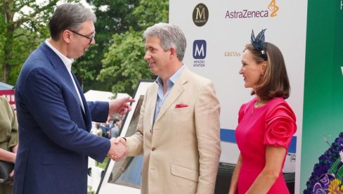VUČIĆ NA PRIJEMU U BRITANSKOJ AMBASADI: U čast rođendana kralja Čarlsa Trećeg VUČIĆ NA PRIJEMU U BRITANSKOJ AMBASADI: U čast rođendana kralja Čarlsa Trećeg