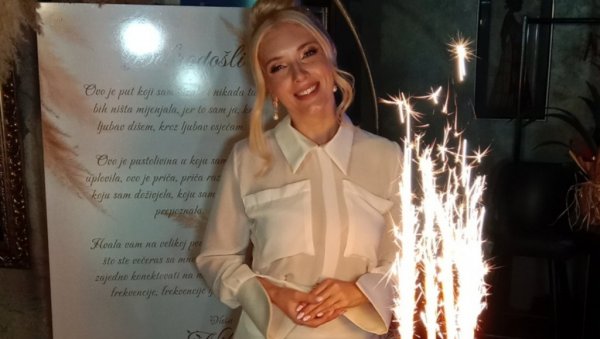 ОСТВАРИЛА САМ СВОЈ ЖИВОТНИ САН: Николина Ковач Капор блиста поред слављеничке торте поводом првог албума (ФОТО) ОСТВАРИЛА САМ СВОЈ ЖИВОТНИ САН: Николина Ковач Капор блиста поред слављеничке торте поводом првог албума (ФОТО)