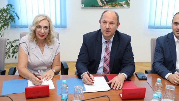 РУКОВОДСТВО И РАДНИЦИ ЕЛЕКТРОПРИВРЕДЕ НАШЛИ ЗАЈЕДНИЧКИ ЈЕЗИК: Потписан колективни уговор РУКОВОДСТВО И РАДНИЦИ ЕЛЕКТРОПРИВРЕДЕ НАШЛИ ЗАЈЕДНИЧКИ ЈЕЗИК: Потписан колективни уговор