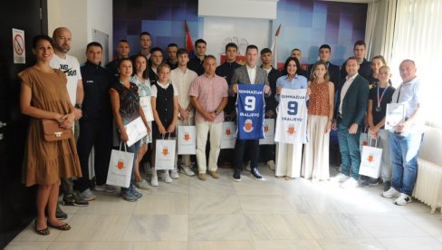 PRONOSE SLAVU GRADA NA IBRU: Prijem kod gradonačelnika za mlade kraljevačke sportiste PRONOSE SLAVU GRADA NA IBRU: Prijem kod gradonačelnika za mlade kraljevačke sportiste