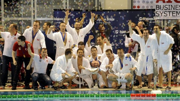 ВРЕМЕПЛОВ ПРВИ ТРОФЕЈ У ИСТОРИЈИ: Ватерполисти Радничког 6. априла 2013. године победом над Флоренцијом освојили Еврокуп ВРЕМЕПЛОВ ПРВИ ТРОФЕЈ У ИСТОРИЈИ: Ватерполисти Радничког 6. априла 2013. године победом над Флоренцијом освојили Еврокуп