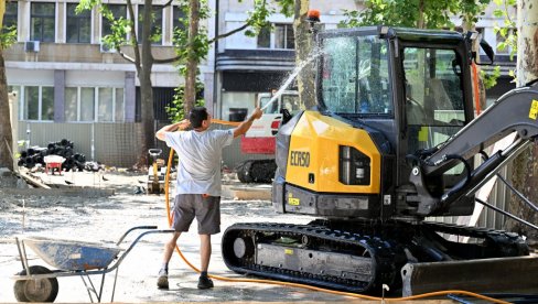I MAŠINE RASHLAĐUJEMO: Građevinci oko 11 - u hlad, nadležni apeluju na poslodavce da poštuju smernice za rad na otvorenom dok traju vrućine I MAŠINE RASHLAĐUJEMO: Građevinci oko 11 - u hlad, nadležni apeluju na poslodavce da poštuju smernice za rad na otvorenom dok traju vrućine
