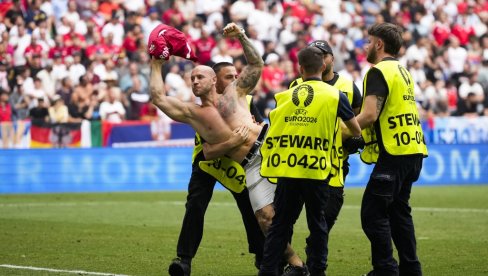 ČEGA SE PAMETAN STIDI... On je upao na teren tokom meča Srbije i Slovenije, pa se hvalio na društvenim mrežama ČEGA SE PAMETAN STIDI... On je upao na teren tokom meča Srbije i Slovenije, pa se hvalio na društvenim mrežama