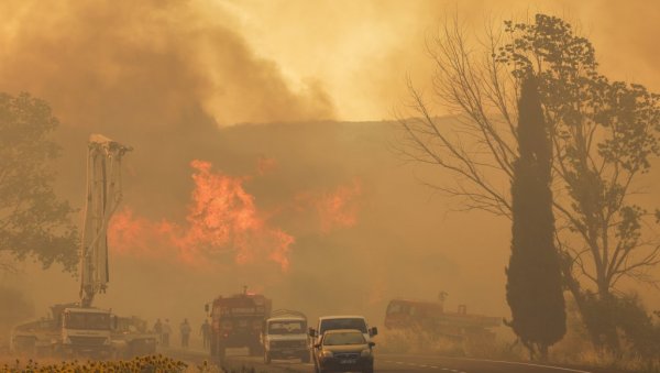ВАТРЕНА БУКТИЊА БЕСНИ, НЕКОЛИКО ОСОБА ПОГИНУЛО: Драматични призори пожара, евакуисано цело село (ФОТО/ВИДЕО) ВАТРЕНА БУКТИЊА БЕСНИ, НЕКОЛИКО ОСОБА ПОГИНУЛО: Драматични призори пожара, евакуисано цело село (ФОТО/ВИДЕО)