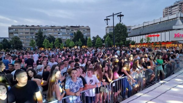 ЖУРКА НА ТРГУ: Мали матуранти обележили крај основне школе ЖУРКА НА ТРГУ: Мали матуранти обележили крај основне школе