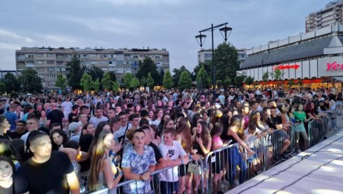 ЖУРКА НА ТРГУ: Мали матуранти обележили крај основне школе ЖУРКА НА ТРГУ: Мали матуранти обележили крај основне школе