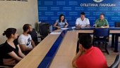 SKUĆILI SE SLAĐA I PETAR: U Paraćinu još jedan ugovor za seosku kuću sa okućnicom (FOTO) SKUĆILI SE SLAĐA I PETAR: U Paraćinu još jedan ugovor za seosku kuću sa okućnicom (FOTO)