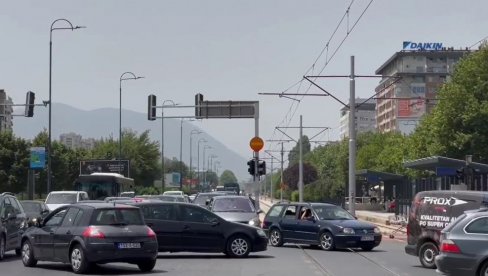LJUDI ZAGLAVLJENI U LIFTOVIMA, SAOBRAĆAJ STOJI: Opšti kolaps zavladao u Sarajevu zbog nestanka struje LJUDI ZAGLAVLJENI U LIFTOVIMA, SAOBRAĆAJ STOJI: Opšti kolaps zavladao u Sarajevu zbog nestanka struje