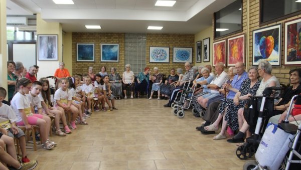 ДА СЕ СМАЊИ ГЕНЕРАЦИЈСКИ ЈАЗ: У Сомбору отворен Клуб међугенерацијске солидарности ДА СЕ СМАЊИ ГЕНЕРАЦИЈСКИ ЈАЗ: У Сомбору отворен Клуб међугенерацијске солидарности