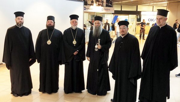 ПАТРИЈАРХ ПОРФИРИЈЕ СТИГАО У НЕМАЧКУ: Централни догађај посете освећење храма Светог архангела Михаила ПАТРИЈАРХ ПОРФИРИЈЕ СТИГАО У НЕМАЧКУ: Централни догађај посете освећење храма Светог архангела Михаила