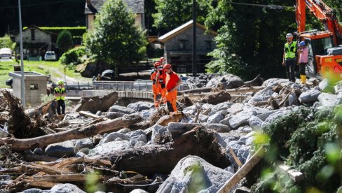 TRI OSOBE ZATRPANE U ODRONU KAMENJA: Potraga za njima u toku, dramatični prizori na licu mesta (FOTO) TRI OSOBE ZATRPANE U ODRONU KAMENJA: Potraga za njima u toku, dramatični prizori na licu mesta (FOTO)