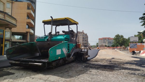 БРАВО ЗА ПУТАРЕ: Асфалтирали у Параћину у тропским условима (ФОТО) БРАВО ЗА ПУТАРЕ: Асфалтирали у Параћину у тропским условима (ФОТО)