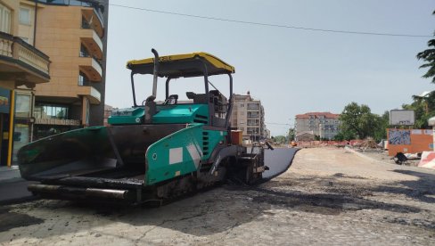BRAVO ZA PUTARE: Asfaltirali u Paraćinu u tropskim uslovima (FOTO) BRAVO ZA PUTARE: Asfaltirali u Paraćinu u tropskim uslovima (FOTO)