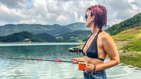 ZAVIRILI SMO U TRENUTKE KOJE NIKO NEMA PRILIKE DA VIDI: Kad ne pravi muziku, Frajla Nevena - peca (FOTO) ZAVIRILI SMO U TRENUTKE KOJE NIKO NEMA PRILIKE DA VIDI: Kad ne pravi muziku, Frajla Nevena - peca (FOTO)