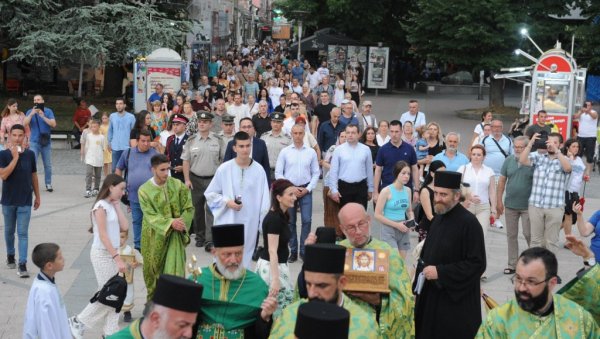 СВЕЧАНА ЛИТИЈСКА ПОВОРКА: Краљевчани обележавају градску славу Свету Тројицу (ФОТО) СВЕЧАНА ЛИТИЈСКА ПОВОРКА: Краљевчани обележавају градску славу Свету Тројицу (ФОТО)