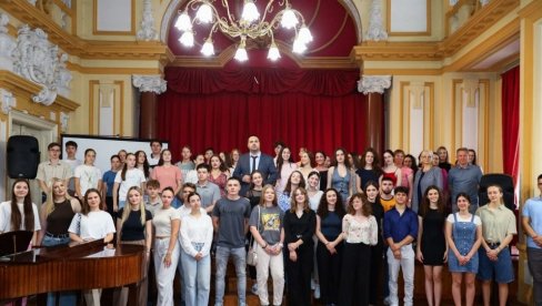SVAKI DESETI ĐAK BIO NA REPUBLIČKOM TAKMIČENJU: U Gimnaziji Svetozar Marković u Subotici održano Veče šampiona SVAKI DESETI ĐAK BIO NA REPUBLIČKOM TAKMIČENJU: U Gimnaziji Svetozar Marković u Subotici održano Veče šampiona