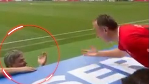 NAVIJAČ VIKAO NA PIKSIJA: Psovao tokom meča sa Slovenijom - vidite reakciju selektora (VIDEO) NAVIJAČ VIKAO NA PIKSIJA: Psovao tokom meča sa Slovenijom - vidite reakciju selektora (VIDEO)