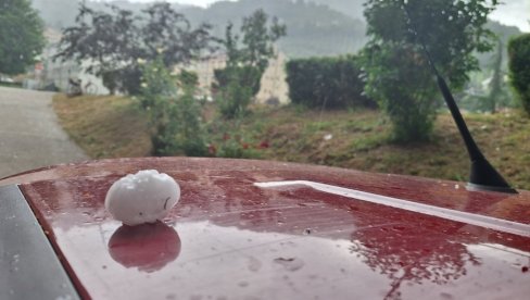 TUKAO GRAD VELIČINE ORAHA: Nevreme zahvatilo Prijepolje i Priboj (FOTO/ VIDEO) TUKAO GRAD VELIČINE ORAHA: Nevreme zahvatilo Prijepolje i Priboj (FOTO/ VIDEO)